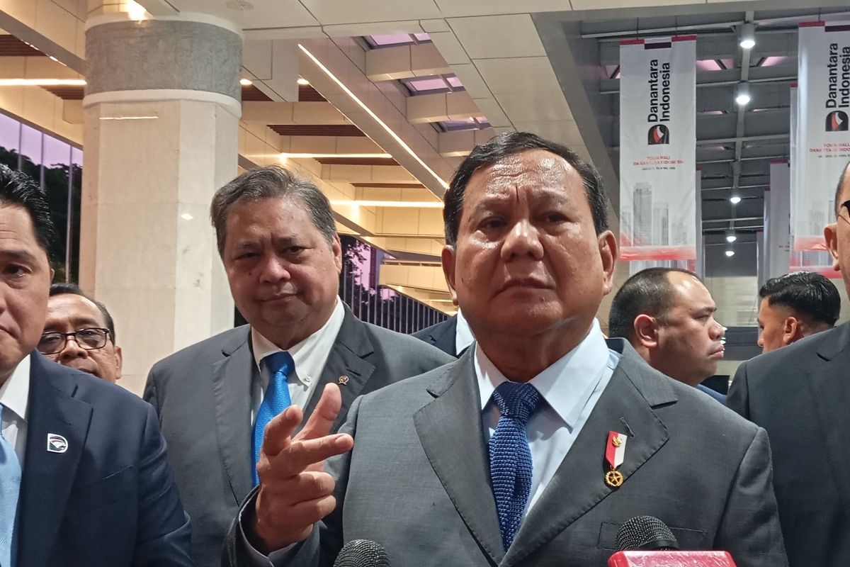 Presiden RI Prabowo Subianto ditemui usai Town Hall Danantara di Jakarta Convention Center (JCC), Senin (28/4/2025).