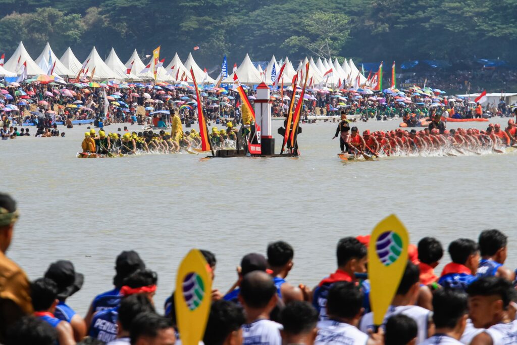 Aksi di Tengah Lomba